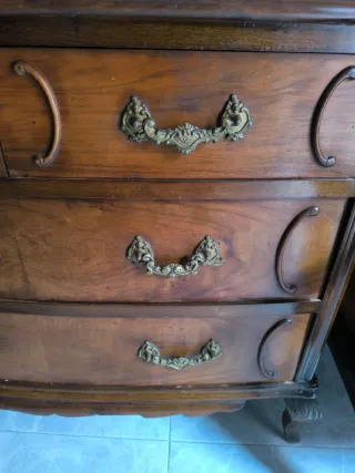 Cómoda vintage de madera con espejo