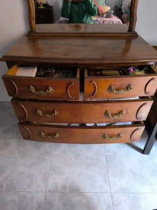 Cómoda vintage de madera con espejo