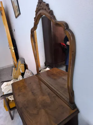 Cómoda vintage de madera con espejo