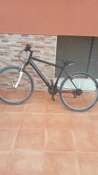 Bicicleta de montaña negra