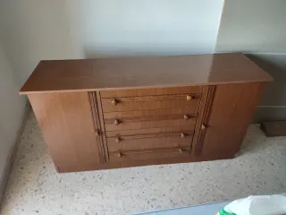 Armario de madera marrón