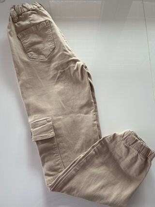 Pantalones cargo beige