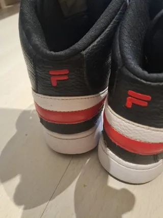 Zapatillas Fila Negras y Rojas Talla 38