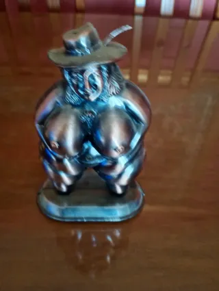 Menchero de bronce mujer con sombrero