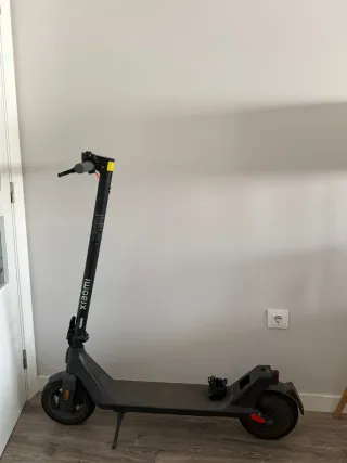 Patinete Eléctrico Xiaomi Scooter 4 Lite con casco