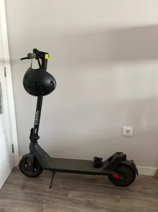 Patinete Eléctrico Xiaomi Scooter 4 Lite con casco