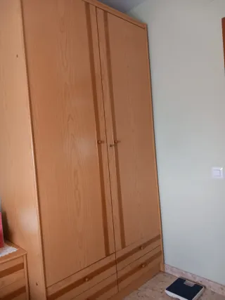 Armario grande de madera