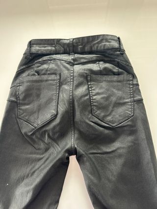 Pantalones negros encerados