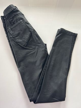 Pantalones negros encerados