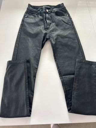 Pantalones negros encerados