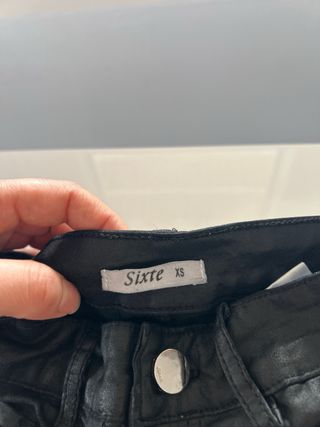 Pantalones negros encerados