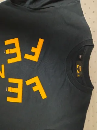 Camiseta Fendi Negra con Logo Amarillo Talla L