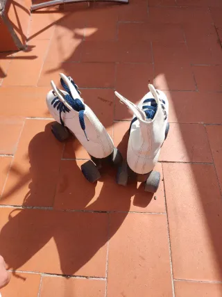 Patines blancos con cordones azules