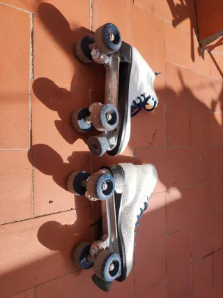 Patines blancos con cordones azules