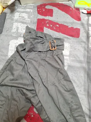 Pantalones grises con cinturón