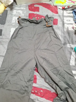 Pantalones grises con cinturón