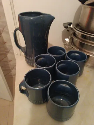 Jarra y 6 vasos de cerámica azul