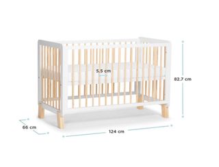 Cuna de bebé blanca con barrotes de madera