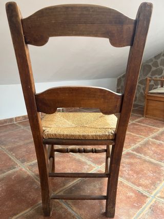 Silla de madera con asiento de enea