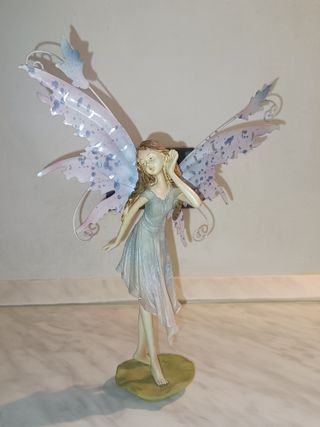 Fatina "Les Alpes" con mano sull'orecchio