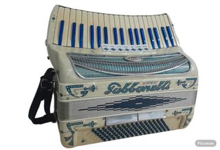 Fisarmonica Gabbanelli 96 bassi, pronta per suonare.