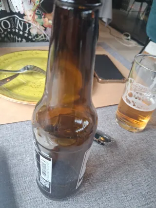 Botella de vidrio marrón