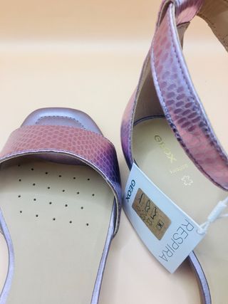 Geox Sandalias Tacón Bajo y Hebilla 100% Piel Lila