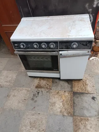 Cocina a gas con horno y 4 quemadores