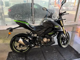 Moto Naked Negra y Verde