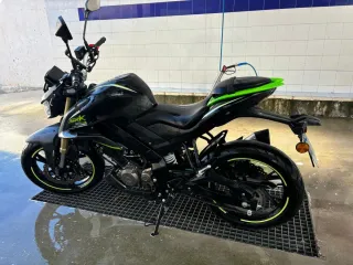 Moto Naked Negra y Verde