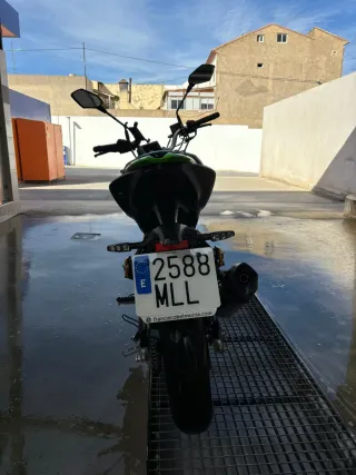 Moto Naked Negra y Verde