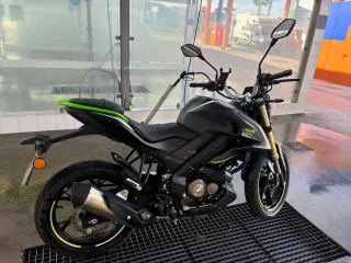 Moto Naked Negra y Verde