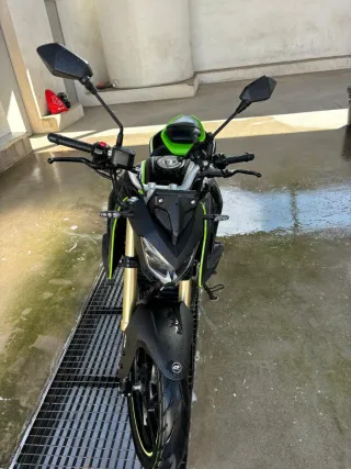 Moto Naked Negra y Verde