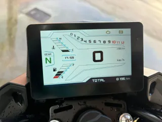 Moto Naked Negra y Verde