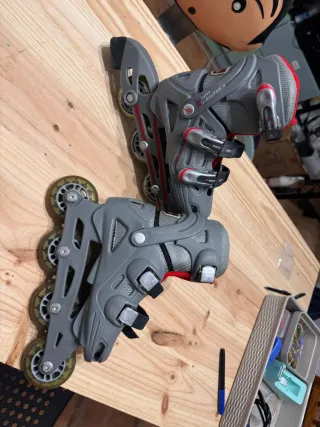 Patines en línea grises y rojos