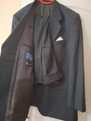 Traje de caballero marron a rayaspuesto una 2 vece