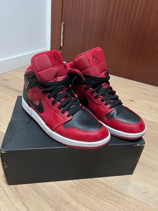 Air Jordan 1 Mid Rojo y Negro