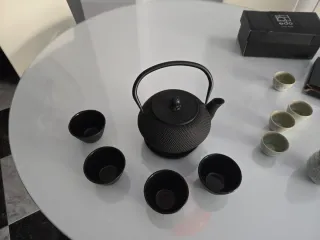 Tetera Hierro Fundido y Vasos Japoneses