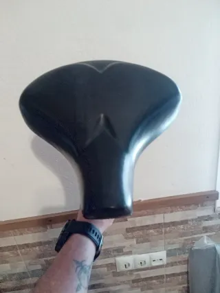 Sillón de bicicleta negro , antiguo