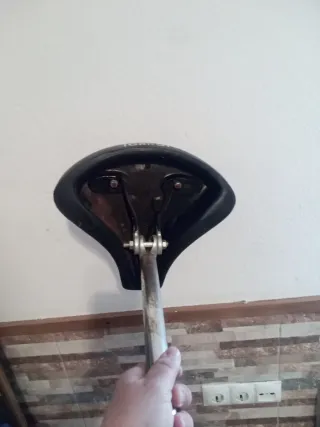 Sillón de bicicleta negro , antiguo