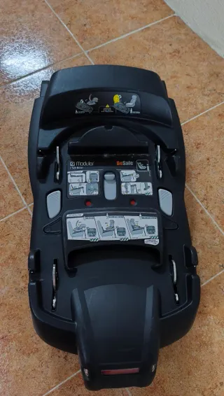 Silla de coche BeSafe negra y base Isofix