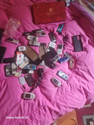 Lote de teléfonos móviles antiguos