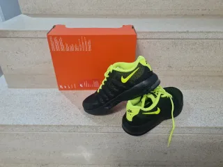 Nike Invigor Negro y Verde Talla 33.