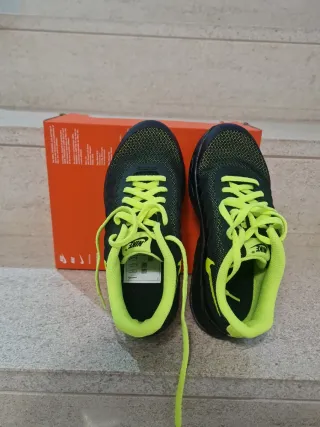 Nike Invigor Negro y Verde Talla 33.