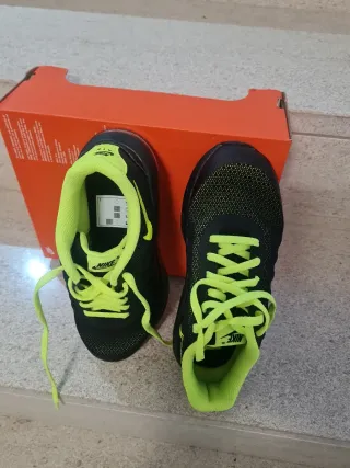 Nike Invigor Negro y Verde Talla 33.