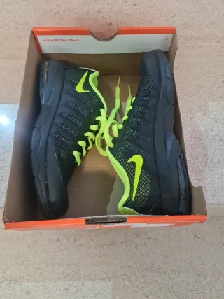 Nike Invigor Negro y Verde Talla 33.