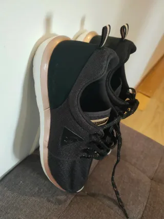 Zapatillas Le Coq Sportif negras con detalle dorad