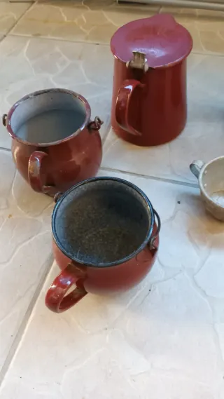 Juego de 4 tazas y jarras antiguas