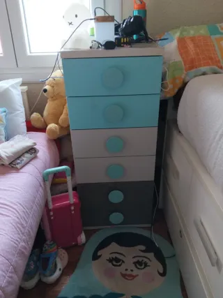 Cajonera de madera gris y turquesa