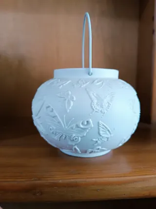 Lanterna in biscuit decorata con farfalle